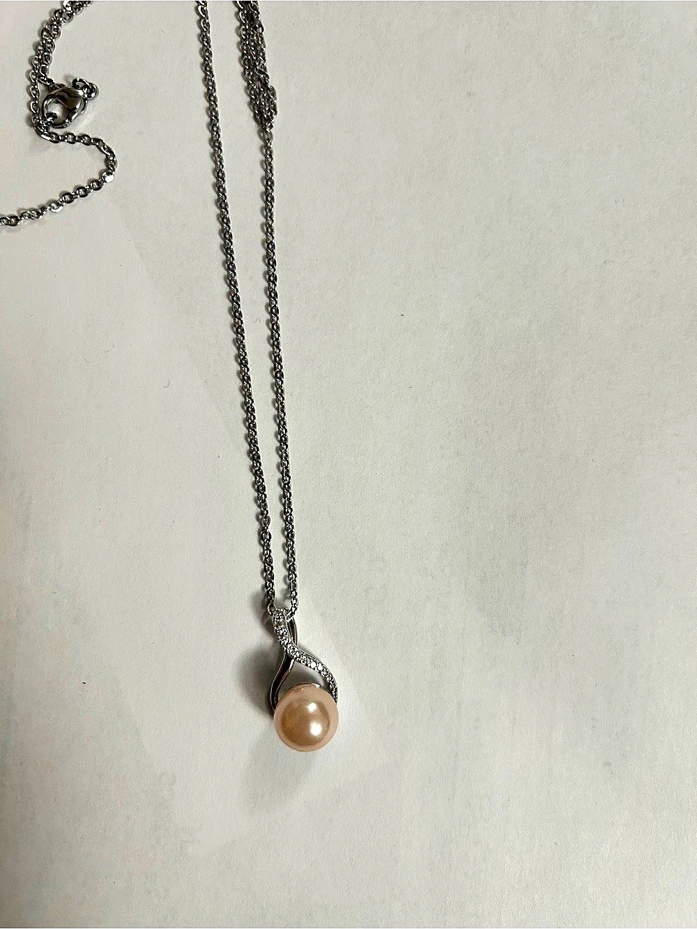 Pearl Pendant Necklace in Silver & White Like New